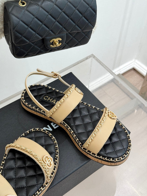 SANDALO PIATTA A CATENA CON CUORE IN PELLE DI AGNELLO BEIGE BISQUE