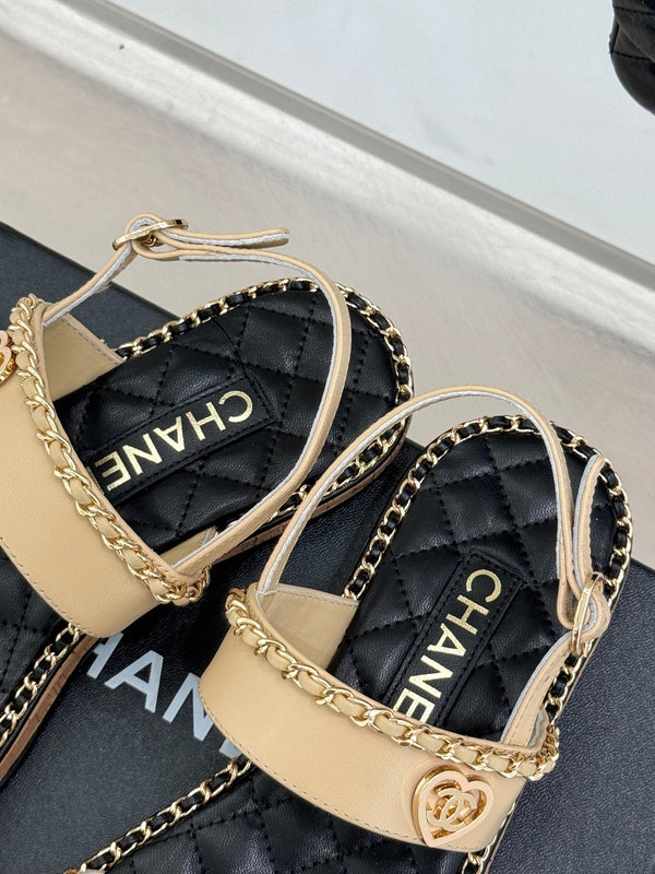 SANDALO PIATTA A CATENA CON CUORE IN PELLE DI AGNELLO BEIGE BISQUE