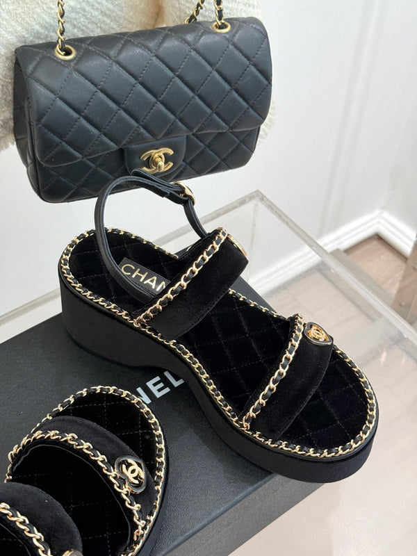 SANDALO CON CUORE A CATENA E SUOLA SPESSA IN VELLUTO NERO