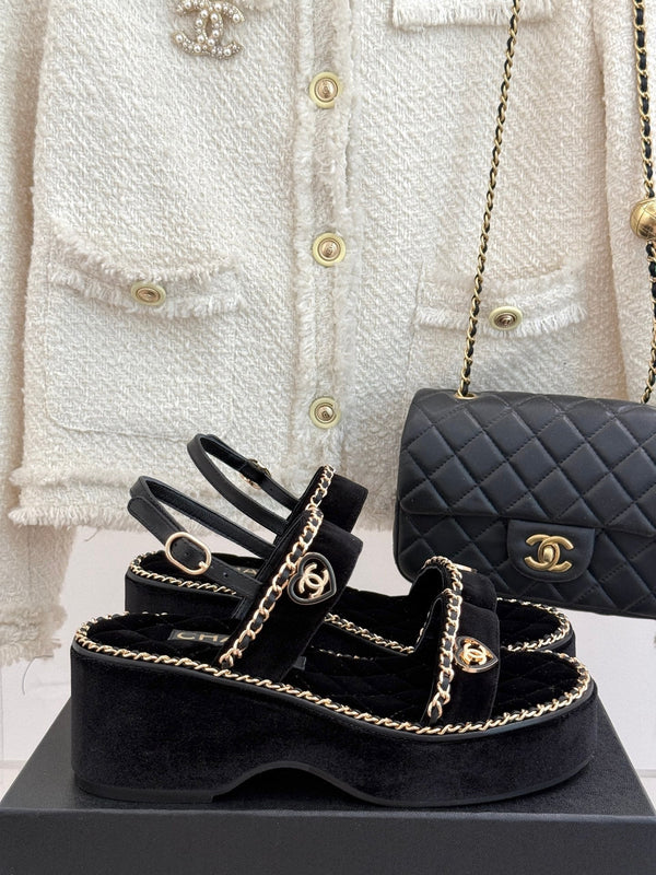 SANDALO CON CUORE A CATENA E SUOLA SPESSA IN VELLUTO NERO