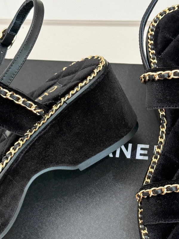 SANDALO CON CUORE A CATENA E SUOLA SPESSA IN VELLUTO NERO