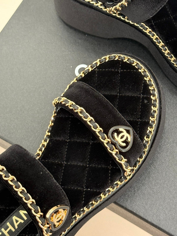 SANDALO CON CUORE A CATENA E SUOLA SPESSA IN VELLUTO NERO