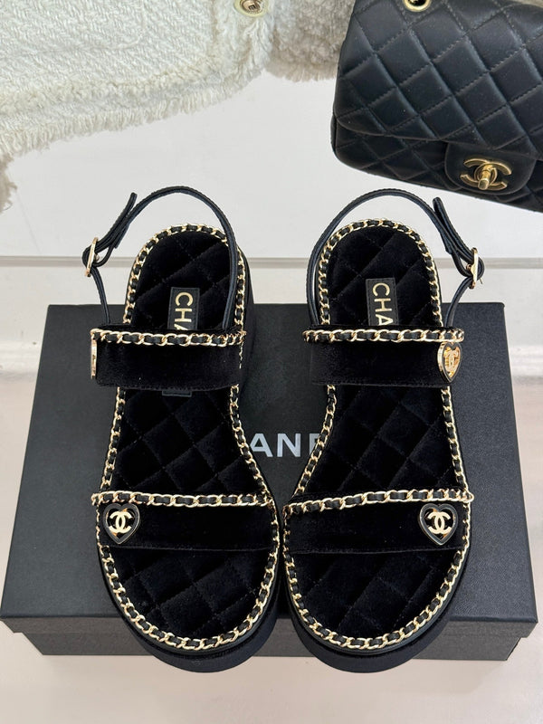 SANDALO CON CUORE A CATENA E SUOLA SPESSA IN VELLUTO NERO