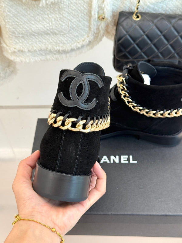 CC Classic Large Chain Martin Booots Black Suede  404671