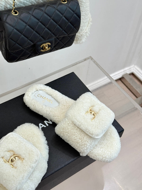 Chanel 25 Buckle Flip-up Thick-soled Slippers White Wool 465383