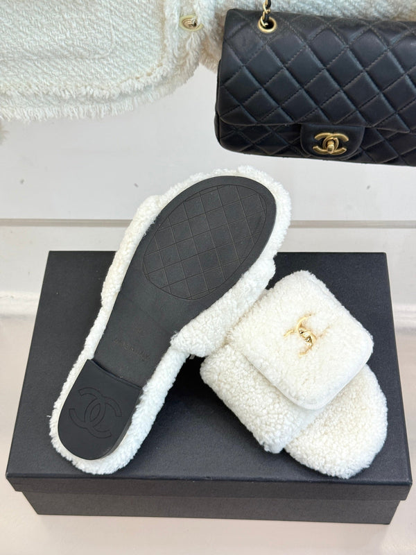Chanel 25 Buckle Flip-up Thick-soled Slippers White Wool 465383