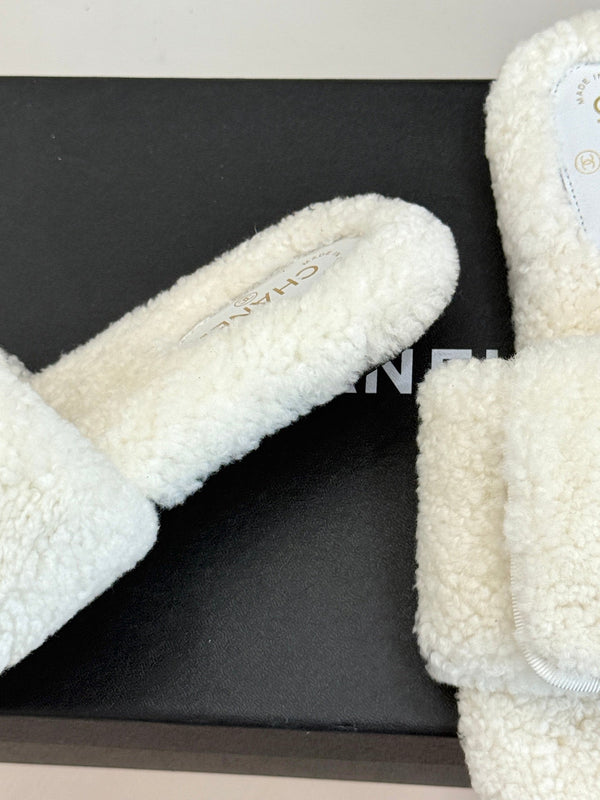 Chanel 25 Buckle Flip-up Thick-soled Slippers White Wool 465383