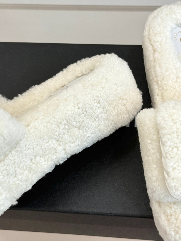 Chanel 25 Buckle Flip-up Thick-soled Slippers White Wool 465387