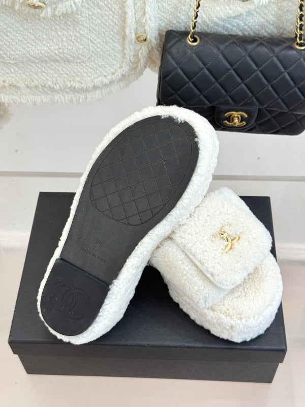 Chanel 25 Buckle Flip-up Thick-soled Slippers White Wool 465387