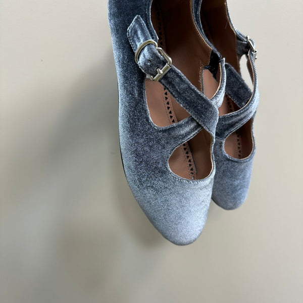 Alaila Criss Cross Ballet Flats In Dark Grey Velvet 920785