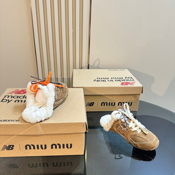 Miu x Balance 530 SL Mule in pelle scamosciata marrone scuro