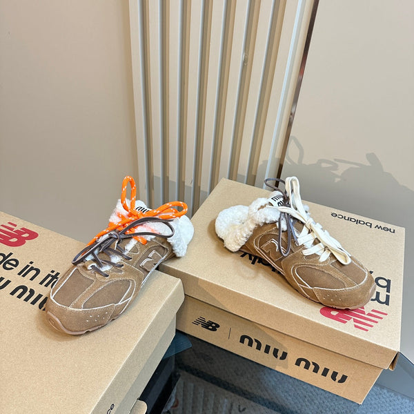 Miu x Balance 530 SL Mule in pelle scamosciata marrone scuro