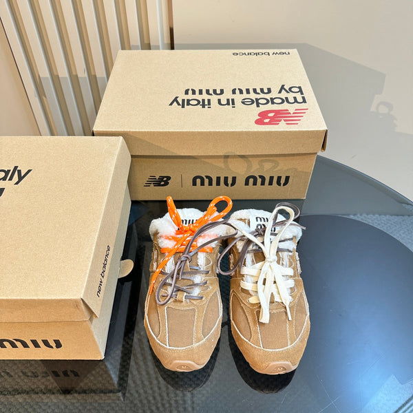 Miu x Balance 530 SL Mule in pelle scamosciata marrone scuro