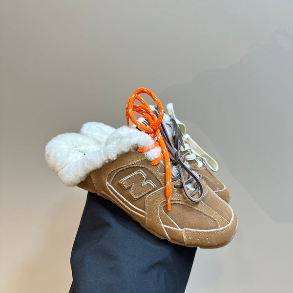 Miu x Balance 530 SL Mule in pelle scamosciata marrone scuro