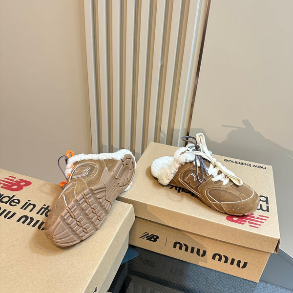 Miu x Balance 530 SL Mule in pelle scamosciata marrone scuro