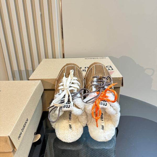 Miu x Balance 530 SL Mule in pelle scamosciata marrone scuro