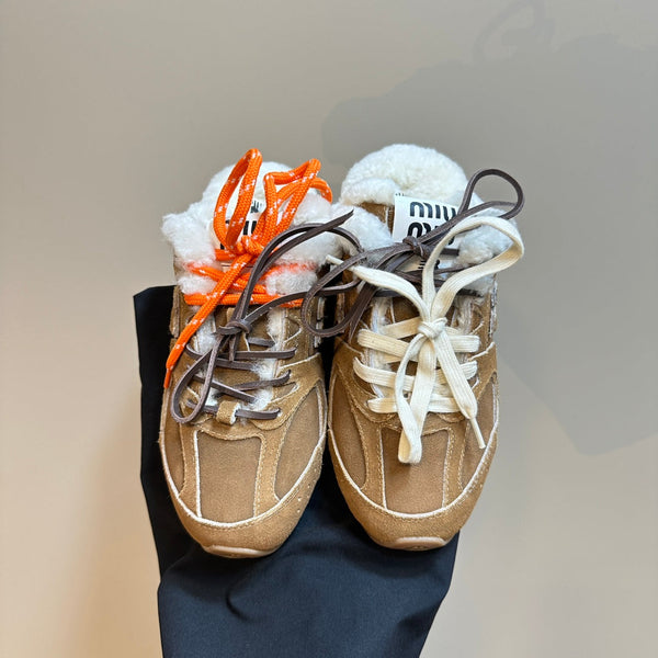 Miu x Balance 530 SL Mule in pelle scamosciata marrone scuro