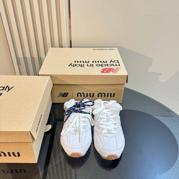 Miu x Balance 530 SL Mule in pelle scamosciata bianca