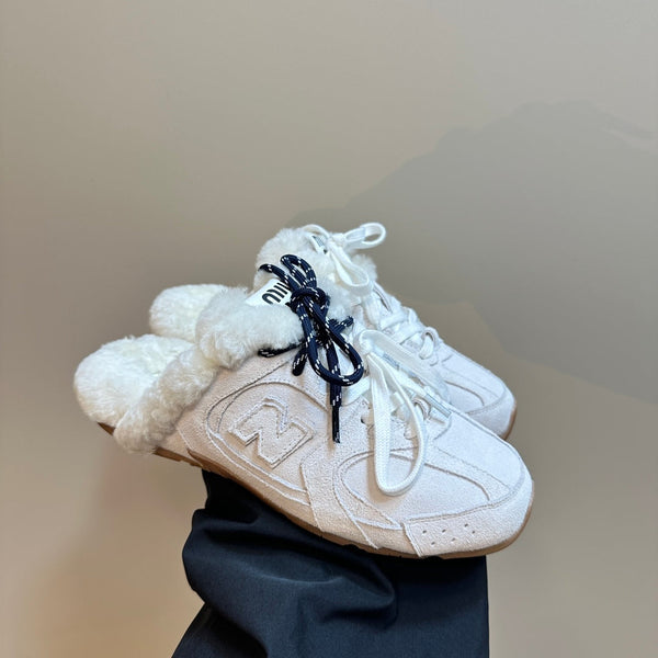 Miu x Balance 530 SL Mule in pelle scamosciata bianca