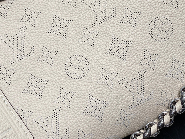 hand it all pm 29cm beige mahina calfskin