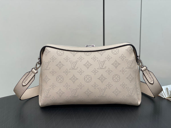 hand it all pm 29cm beige mahina calfskin