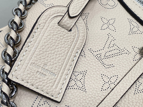 hand it all pm 29cm beige mahina calfskin