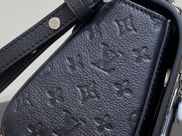 Twist MM Slim 23cm Black Calfskin