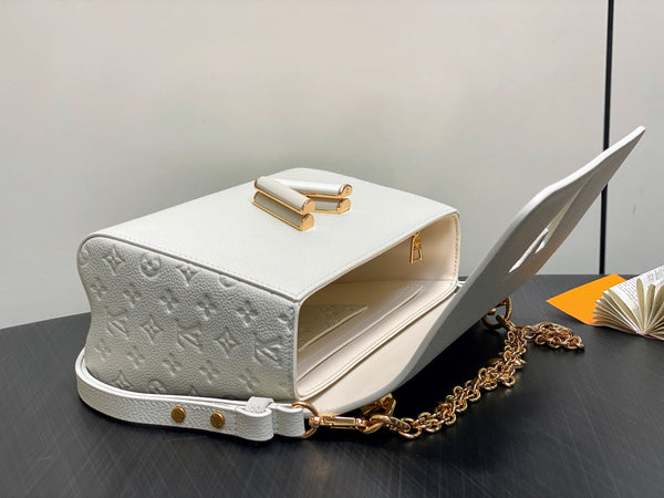 Twist MM Slim 23cm Cream Calfskin