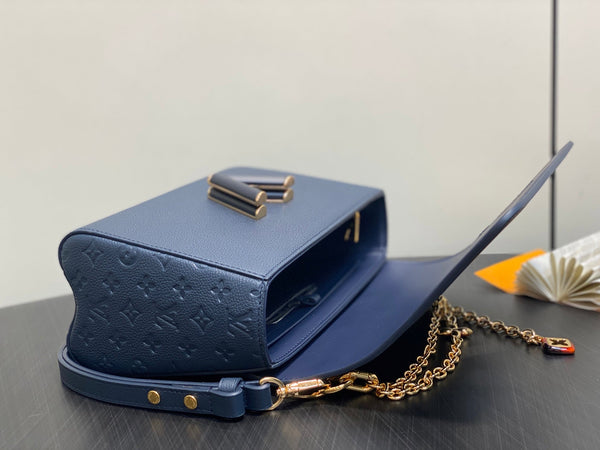 Twist MM Slim 23cm Navy Calfskin