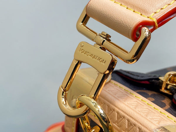 Baule laterale LV x TM MM 23,5 cm in tela marrone ciliegia