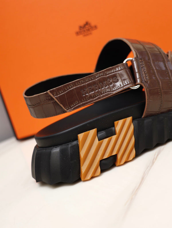 HM ELECTRIC CROCODILE MOTIF SANDAL SYRUP CALFSKIN