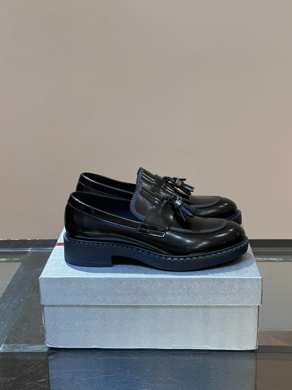 MOCASSINO OXFORD PRA IN PELLE DI VITELLO NERA CON NAPPINA