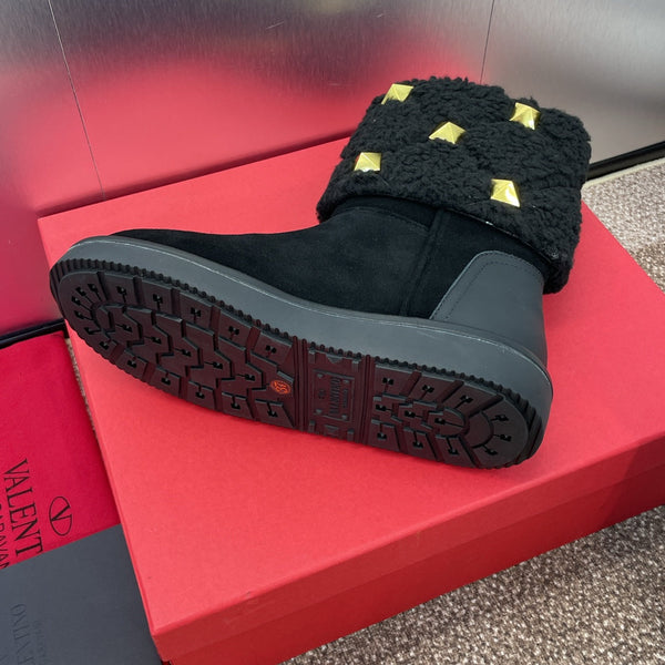 ANKLE STUDDED BOOTS IN BLACK SUEDE AND SHEARLING LINING