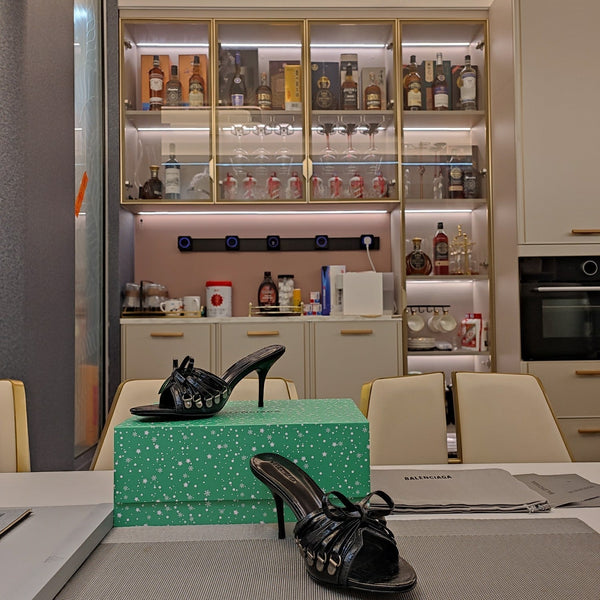 MULES ALTE IN PELLE DI MONTONE NERA CON FIOCCO