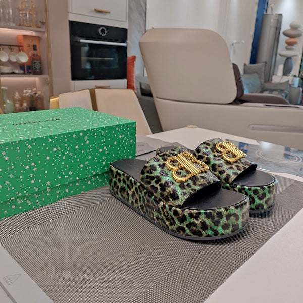 RISE SANDAL THICK-SOLED IN LIGHT GREEN LEOPARD PRINT CALFSKIN