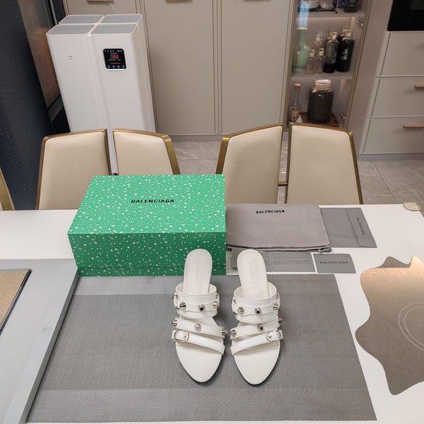 SANDALI CON TACCO ALTO E CINTURINI IN PELLE DI MONTONE OLIO-CERA CON BORCHIE BIANCHE