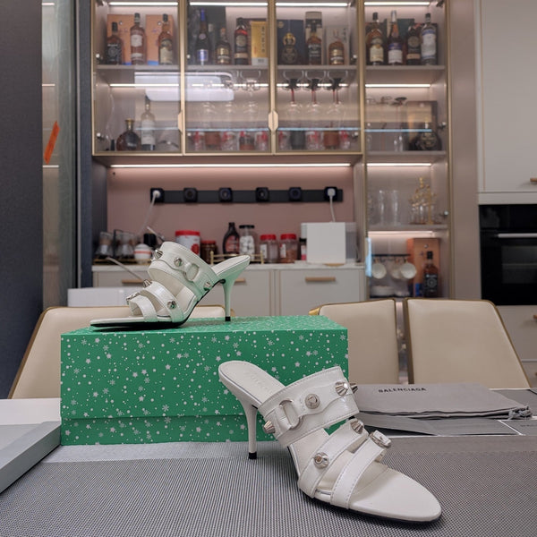 SANDALI CON TACCO ALTO E CINTURINI IN PELLE DI MONTONE OLIO-CERA CON BORCHIE BIANCHE