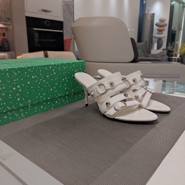 SANDALI CON TACCO ALTO E CINTURINI IN PELLE DI MONTONE OLIO-CERA CON BORCHIE BIANCHE