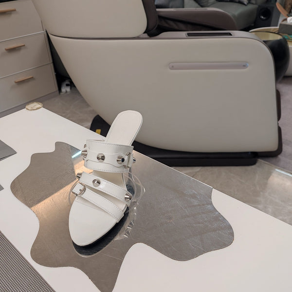 SANDALI CON TACCO ALTO E CINTURINI IN PELLE DI MONTONE OLIO-CERA CON BORCHIE BIANCHE