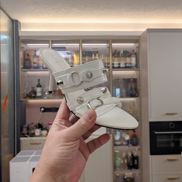 SANDALI CON TACCO ALTO E CINTURINI IN PELLE DI MONTONE OLIO-CERA CON BORCHIE BIANCHE