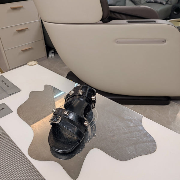 STRAPPY FLAT SANDALS IN BLACK STUDDED WAX-OIL SHEEPSKIN