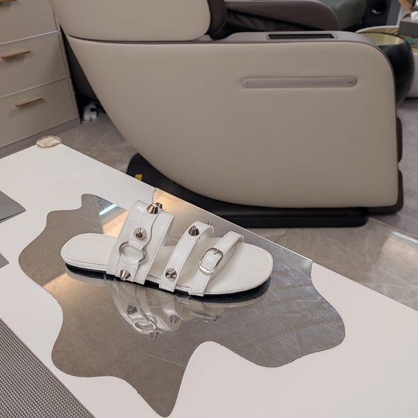 SANDALI BASSI CON CINTURINI IN PELLE DI MONTONE CERA-OLIATA CON BORCHIE BIANCHE