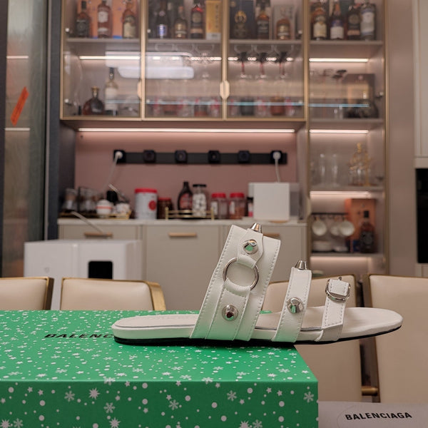 SANDALI BASSI CON CINTURINI IN PELLE DI MONTONE CERA-OLIATA CON BORCHIE BIANCHE