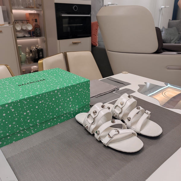 SANDALI BASSI CON CINTURINI IN PELLE DI MONTONE CERA-OLIATA CON BORCHIE BIANCHE