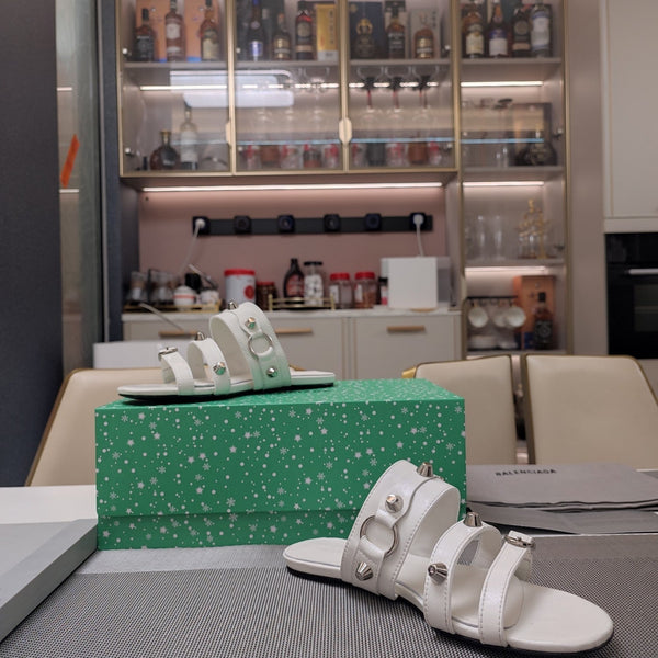 SANDALI BASSI CON CINTURINI IN PELLE DI MONTONE CERA-OLIATA CON BORCHIE BIANCHE