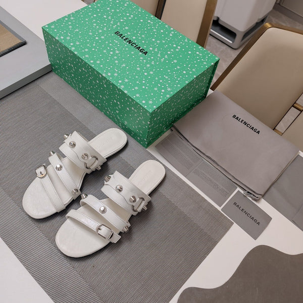 SANDALI BASSI CON CINTURINI IN PELLE DI MONTONE CERA-OLIATA CON BORCHIE BIANCHE