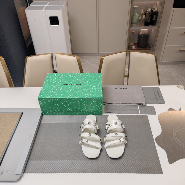 SANDALI BASSI CON CINTURINI IN PELLE DI MONTONE CERA-OLIATA CON BORCHIE BIANCHE