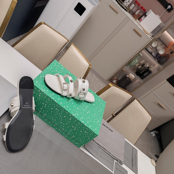 SANDALI BASSI CON CINTURINI IN PELLE DI MONTONE CERA-OLIATA CON BORCHIE BIANCHE