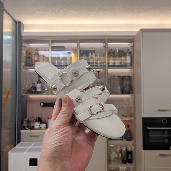 SANDALI BASSI CON CINTURINI IN PELLE DI MONTONE CERA-OLIATA CON BORCHIE BIANCHE