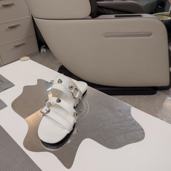 SANDALI BASSI CON CINTURINI IN PELLE DI MONTONE CERA-OLIATA CON BORCHIE BIANCHE